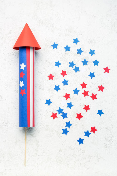 cohete de fuegos artificiales con estrellas para el Día de la Independencia en el fondo grunge - Foto, Imagen