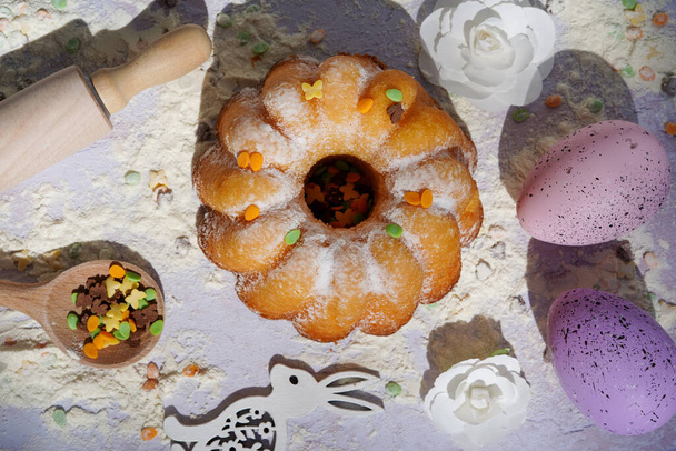 Tavşanlı Paskalya pastası ve beyaz ahşap masa, Paskalya Tatili, Paskalya yemeği. - Fotoğraf, Görsel