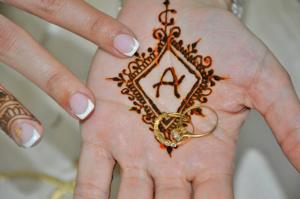 Henna-Tätowierung auf der Hand der Braut - Foto, Bild