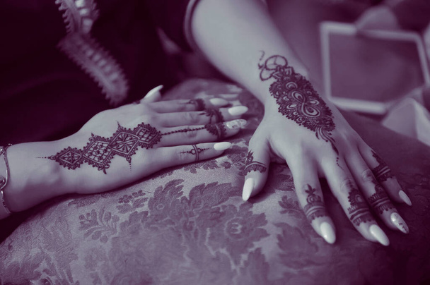 Mujer marroquí con manos pintadas de henna tradicional - Foto, Imagen