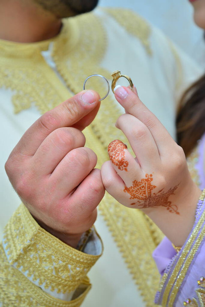 Henna-Tätowierung auf der Hand der Braut - Foto, Bild