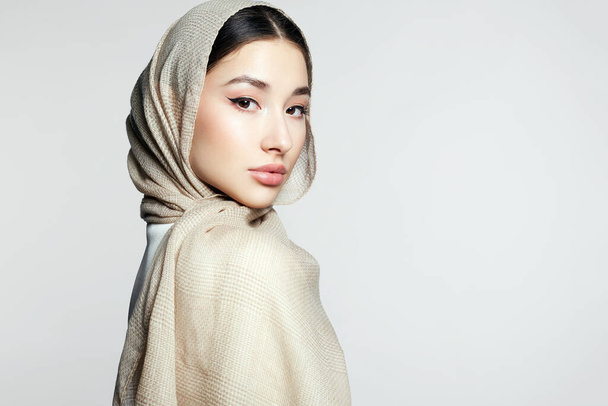 Όμορφη ισλαμική νεαρή γυναίκα με μέικ απ. Όμορφο κορίτσι με μαντίλα. μόδα ανατολίτικο μοντέλο στυλ. Ασία - Φωτογραφία, εικόνα