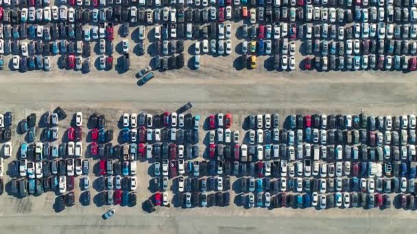 Widok z góry duży parking z zaparkowanych samochodów używanych po wypadku gotowy do sprzedaży. Sprzedawca aukcyjny sprzedający używane zepsute pojazdy do naprawy. - Materiał filmowy, wideo
