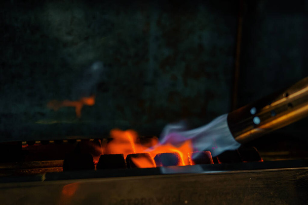 charbon pour narguilé rôtis fumeur narguilé avec un brûleur concept de loisirs le processus de fabrication de narguilé - Photo, image