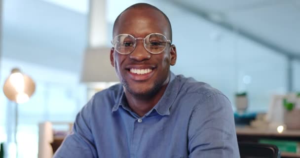 Обличчя щасливого чорношкірого чоловіка в офісі, який працює з віддзеркаленням комп'ютера для цифрової, інтернет або онлайн-менеджменту кар'єри. Бізнес-людина в США з думкою про роботу, цілі і схвильований до нічного проекту. - Кадри, відео