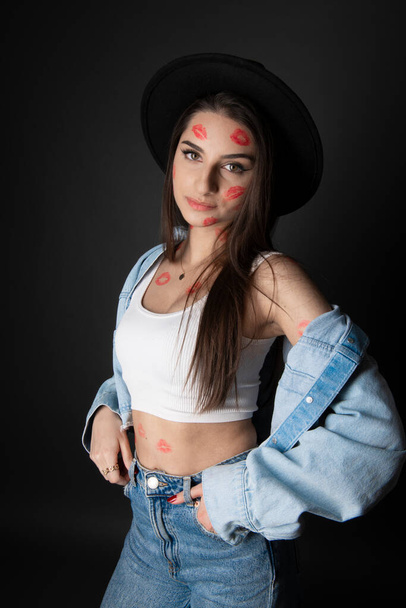 junges schönes Mädchen mit roten Kussabdrücken auf der Haut - Foto, Bild