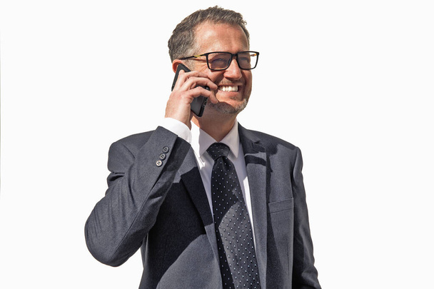 Homem de negócios em um terno chamando alguém, em fundo branco, o conceito de internet 5g, internet de alta velocidade no telefone, comunicações, empreendedor - Foto, Imagem