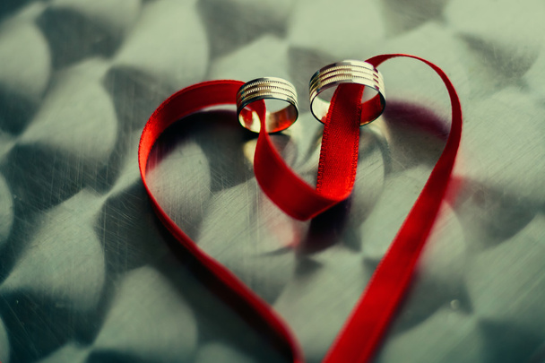 banda forma de coração com anéis
 - Foto, Imagem