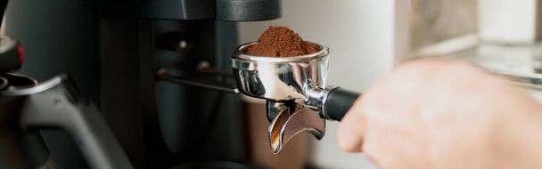 Proces wlewania mielonej kawy do filtra z młynka do kawy - Zdjęcie, obraz
