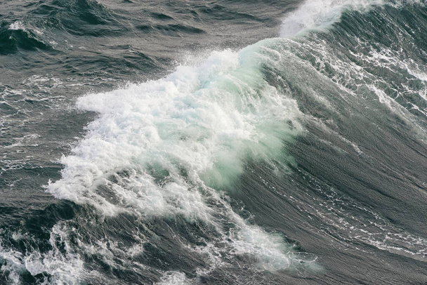 Scena wzburzonego morza. Zbliżenie fali falowej w Morzu Bałtyckim. - Zdjęcie, obraz