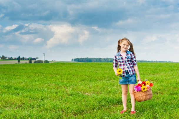 Retrato al aire libre de una linda niña
 - Foto, Imagen