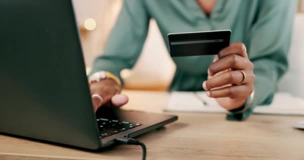 Laptop, Kreditkarte und Frauenhände für geschäftliche Online-Einkäufe, Transaktionen oder Fintech-Zahlungen im Nachtbüro. Professionelle schwarze Person tippt ihre Bankdaten auf Computer oder Finanz-App. - Filmmaterial, Video
