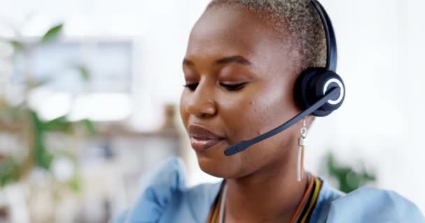 電話マーケティング、黒人女性の顔とウェブヘルプに取り組んでコールセンターオフィスでのデジタルチャット。生産性とアフリカの電話コンサルタント労働者の顧客サポートのヘルプ、相談と会話. - 映像、動画