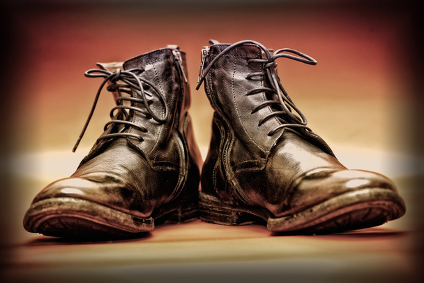 Wysokie skórzane buty stylizowane w stylu retro - Zdjęcie, obraz