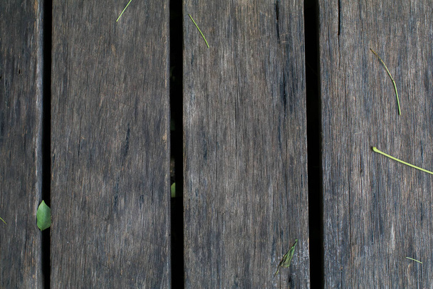 Деревянный пол текстура фона с небольшим зеленым листком, фон стены природы, урожай доски коровника деревянный фон, - Фото, изображение