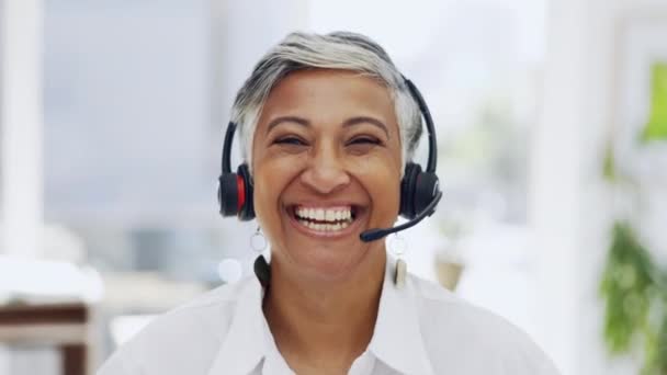 Call center, nő és arc ügyfélszolgálat, nevető és értékesítési recepciós Kolumbiában. Boldog telemarketing ügynök portréja a kommunikációs, crm tanácsadás vagy telekommunikációs adminisztráció támogatásában. - Felvétel, videó