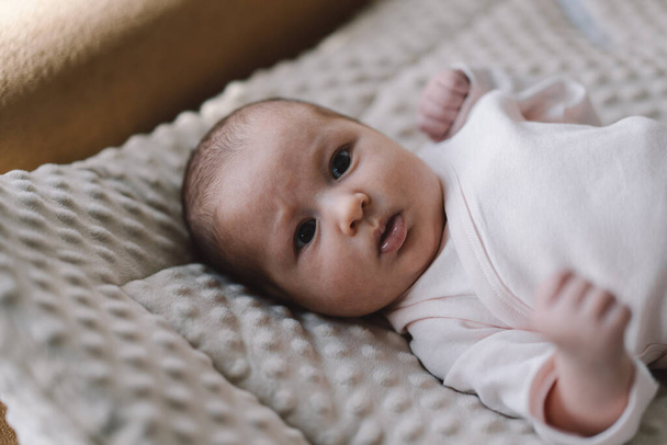 Portret 1-miesięcznego dziecka. Słodkie noworodki leżące na rozwijającym się dywanie. Kocham dziecko. Noworodek i matka. - Zdjęcie, obraz