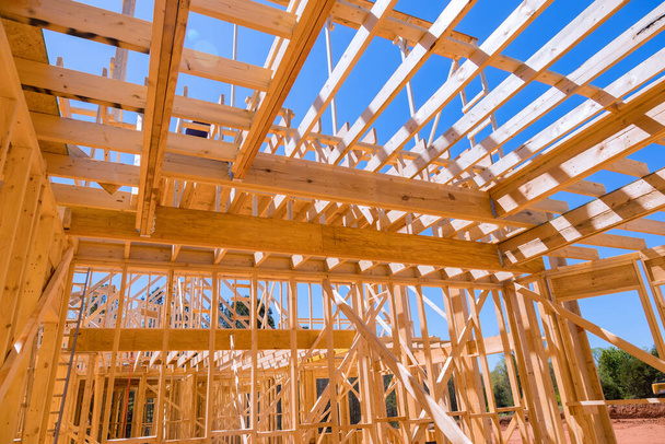 Budowa nowego domu z drewnianymi belkami system sufitowy i ścienny zbudowany ramą - Zdjęcie, obraz