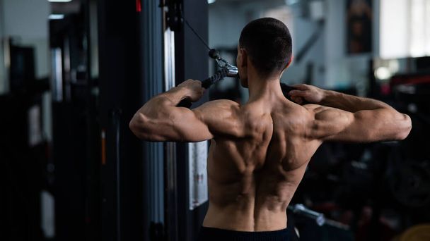 Man Thrust of the upper block to the chest in the gym - Foto, imagen