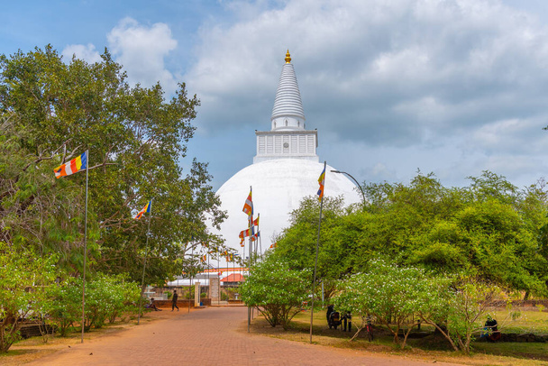 Mirisavetiya Stupa at Anuradhapura at Sri Lanka. - Φωτογραφία, εικόνα