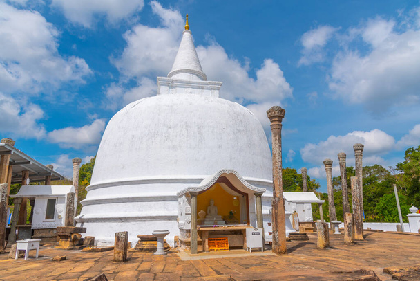 Lankarama Stupa in Anuradhapura, Sri Lanka. - Fotoğraf, Görsel