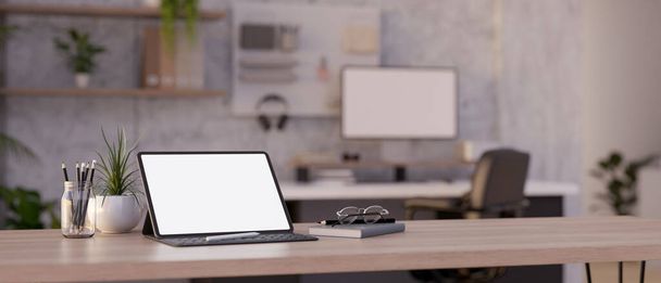 Close-up beeld van een digitale tablet met wit scherm, draadloos toetsenbord, briefpapier en bril op een houten tafel in een moderne kantoorruimte. 3d render, 3d illustratie - Foto, afbeelding