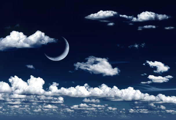 Lua crescente em céu noturno sonhador e nuvens
 - Foto, Imagem