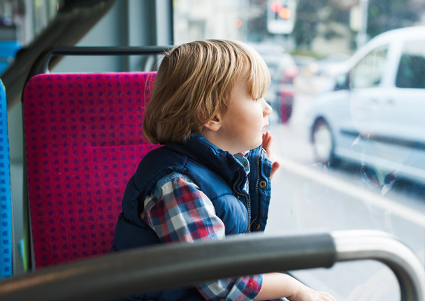 Dziecko w autobusie - Zdjęcie, obraz