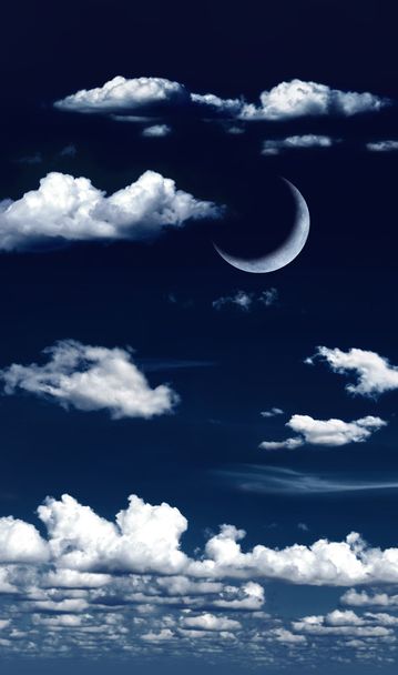Nuages surréalistes dans le ciel nocturne avec croissant de lune
 - Photo, image
