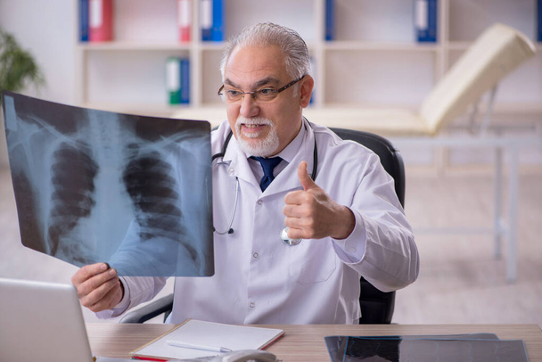 Alter Arzt Radiologe arbeitet im Krankenhaus - Foto, Bild