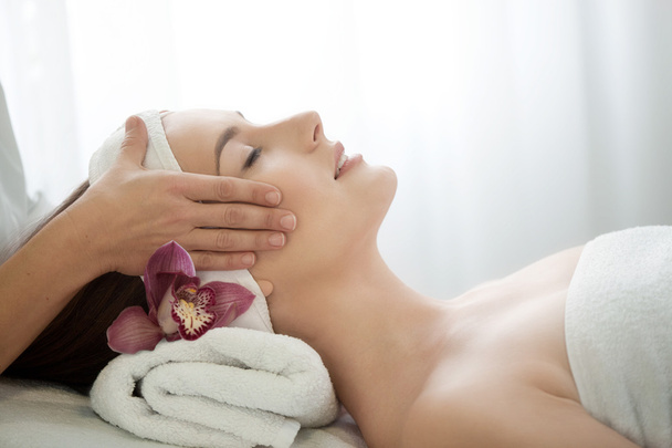 Spa salon: Young Beautiful Woman Having Facial Massage . - Foto, Bild