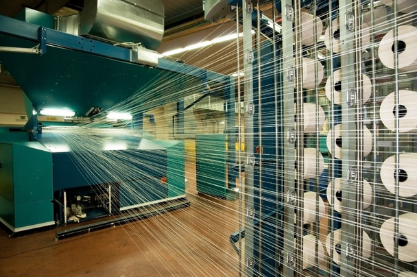 Textilindustrie (Denim) - Weben und Zerren - Foto, Bild