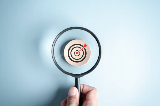 Magnifier glass focus to target icon which for planning development leadership and customer target group concept. - Fotoğraf, Görsel