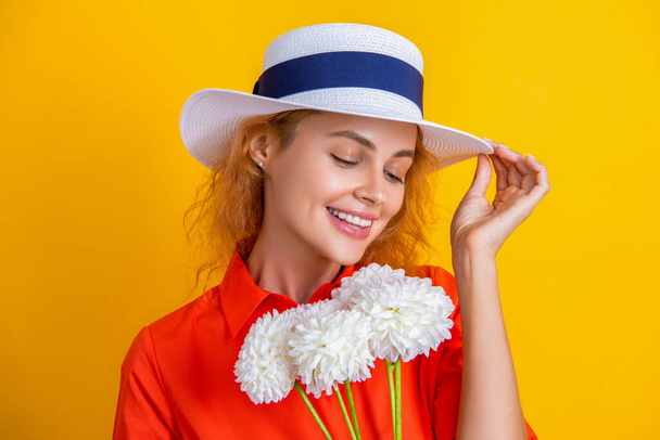 positive retro summer woman with flowers in studio. retro summer woman with flowers on background. photo of retro summer woman with flowers. retro summer woman with flowers isolated on yellow. - Fotografie, Obrázek