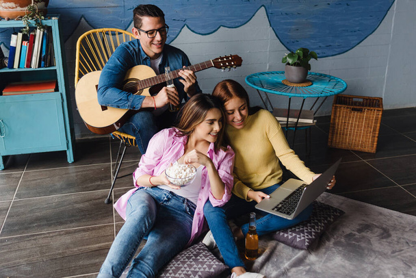 nuori latino ystäviä ottaa puolue ja soittaa kitaraa kotona Meksikossa Latinalaisessa Amerikassa, latino ihmiset - Valokuva, kuva