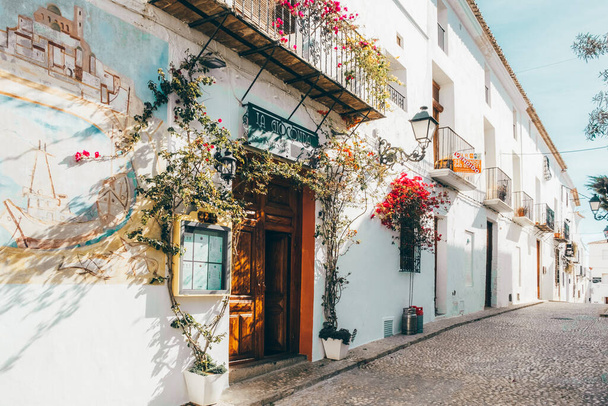 2023年3月31日スペインのアルテア:狭い通りと白塗りの家のあるアルテア旧市街。地中海、アリカンテ県、バレンシアに近いアルテアの小さな絵のような村の建築 - 写真・画像
