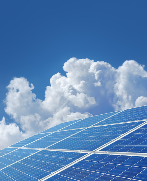 Panneaux solaires générant de l'énergie renouvelable
 - Photo, image