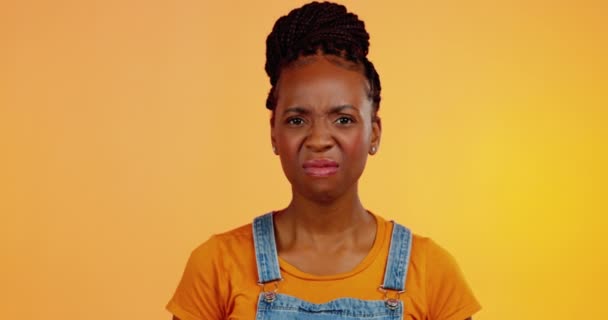 Zwarte vrouw, schreeuwende en geestelijke gezondheid met boos gezicht, gefrustreerd en stress op studio-achtergrond. Vrouw met angst, woede en psychologie probleem, trauma en depressie met portret en mockup. - Video