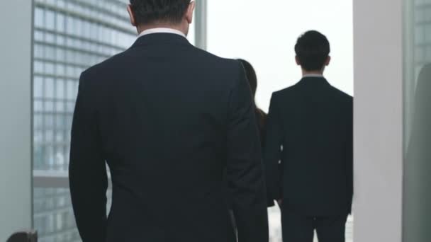 team di asiatici uomini d'affari che si salutano a vicenda urtando pugni dalla finestra in ufficio moderno - Filmati, video