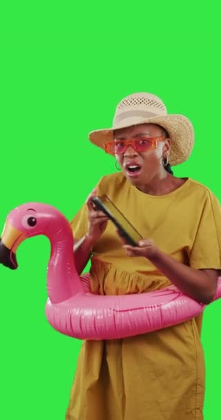 Groen scherm, tablet en teleurgesteld zwarte vrouw met zwemring geïsoleerd in studio chroma key achtergrond. Portret, verdrietig en vrouwelijk geschokt, verrast en ongelukkig met mockup op het scherm van het apparaat. - Video