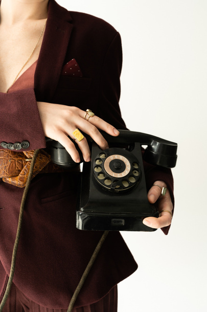 részleges kilátás elegáns nő blézer és ujj gyűrűk gazdaság vintage telefon elszigetelt szürke - Fotó, kép