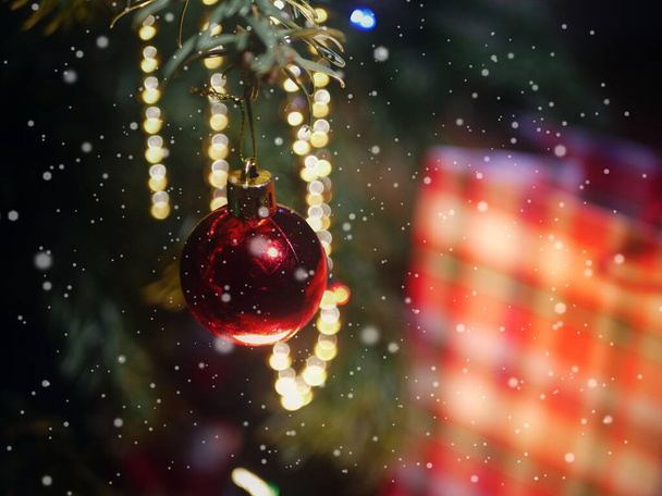 Ozdoby świąteczne błyskają na świątecznej choince z efektem śniegu nakładka średni strzał selektywny ostrość - Zdjęcie, obraz