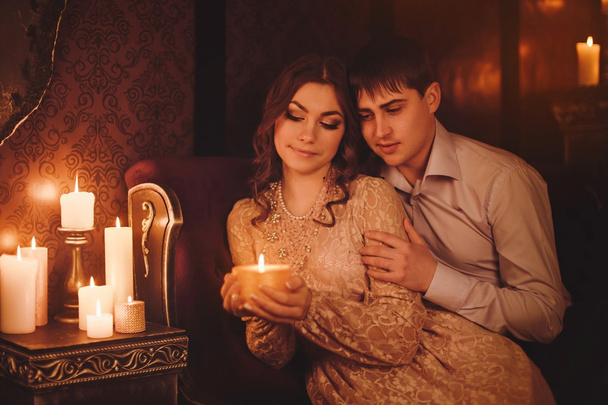 Couple dans un salon sombre et confortable
 - Photo, image