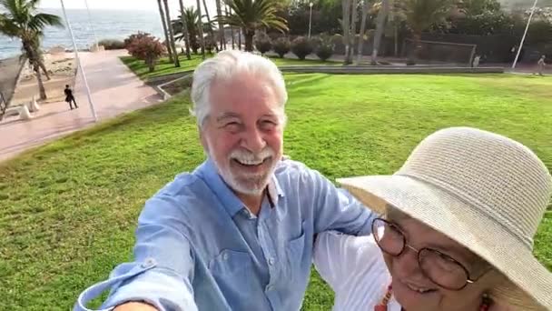 záběry krásné romantické starší pár natáčení sami na pobřeží - Záběry, video