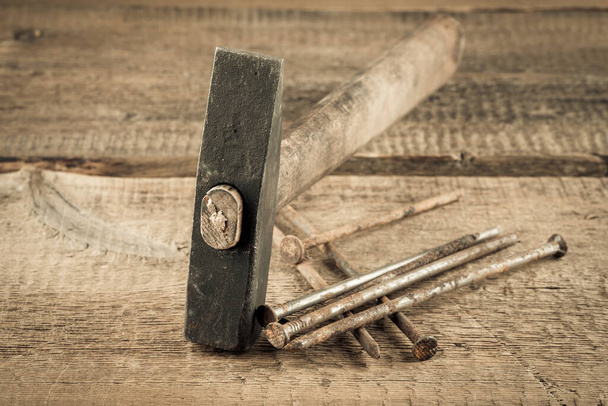 Vintage old hammer with rusty nails on wood table background - Φωτογραφία, εικόνα