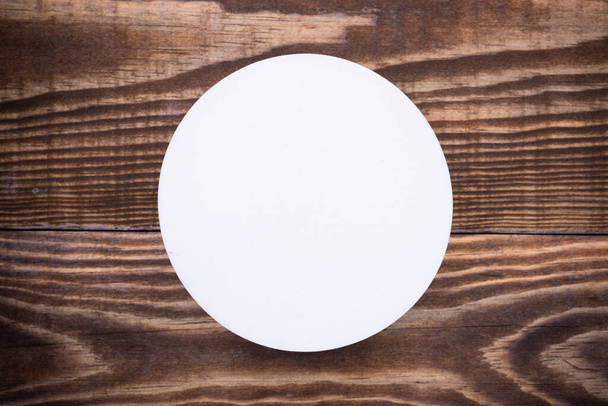 Fondo de madera con un círculo blanco en el centro - Foto, Imagen