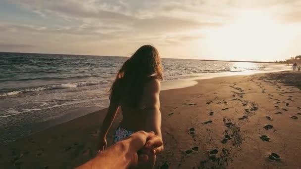 美しい夕日のビーチを歩く若い女性の映像 - 映像、動画