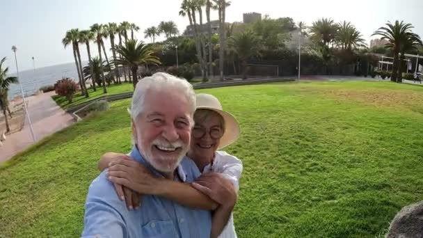 felvétel gyönyörű romantikus idős pár filmezés magukat a tengerparton - Felvétel, videó