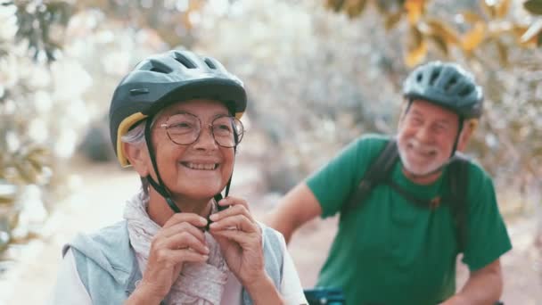 riprese di belle romantiche coppie di anziani in sella alle biciclette nel parco - Filmati, video