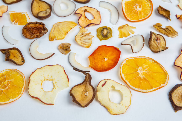 乾燥した果実は白い背景に隔離される。健康的な食事の概念。最上階だ。健康的な菜食主義の概念。ドライフルーツチップ. - 写真・画像